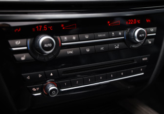 Подержанный автомобиль BMW X5 2015 года (18 фото)