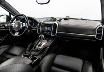 Подержанный автомобиль Porsche Cayenne 2013 года (10 фото)