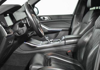 Подержанный автомобиль BMW X5 2019 года (10 фото)
