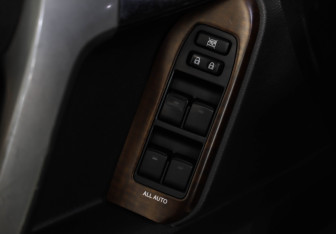 Подержанный автомобиль Toyota Land Cruiser Prado 2014 года (24 фото)