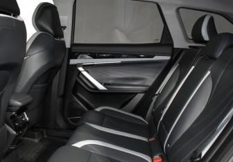 Подержанный автомобиль Geely Atlas 2023 года (12 фото)