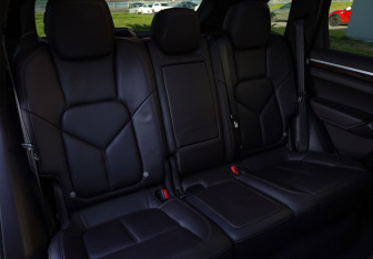 Подержанный автомобиль Porsche Cayenne 2012 года (31 фото)