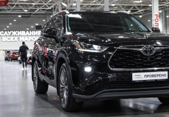 Подержанный автомобиль Toyota Highlander 2021 года (4 фото)