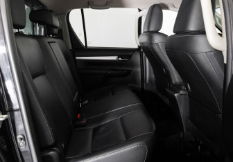 Подержанный автомобиль Toyota Hilux 2016 года (23 фото)