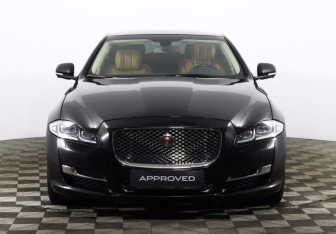 Подержанный автомобиль Jaguar XJ 2016 года (23 фото)