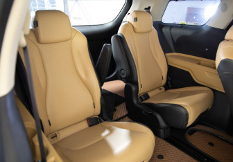 Подержанный автомобиль Kia Carnival 2020 года (13 фото)