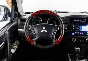 Подержанный автомобиль Mitsubishi Pajero 2011 года (12 фото)