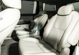 Подержанный автомобиль Kia Carnival 2017 года (10 фото)