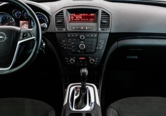 Подержанный автомобиль Opel Insignia Liftback 2012 года (13 фото)