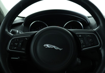 Подержанный автомобиль Jaguar F-Pace 2016 года (18 фото)