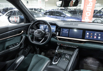 Подержанный автомобиль Geely Monjaro 2023 года (14 фото)