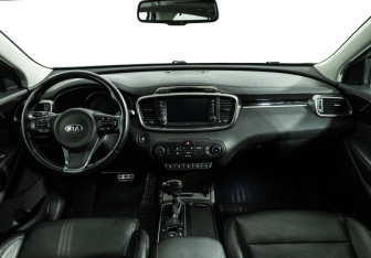 Подержанный автомобиль Kia Sorento 2016 года (13 фото)