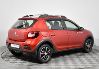 Подержанный автомобиль Renault Sandero 2016 года (5 фото)