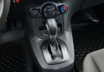 Подержанный автомобиль Ford Fiesta Sedan 2015 года (16 фото)
