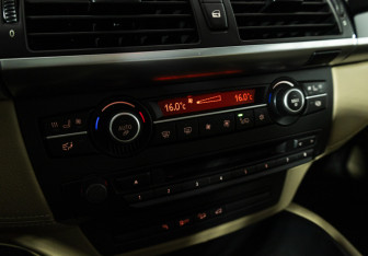 Подержанный автомобиль BMW X6 M 2011 года (18 фото)