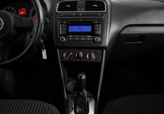 Подержанный автомобиль Volkswagen Polo Sedan 2011 года (15 фото)