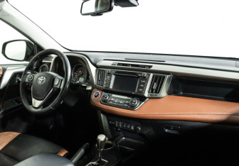 Подержанный автомобиль Toyota RAV4 2013 года (9 фото)