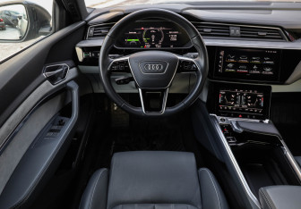 Подержанный автомобиль Audi e-tron Sportback 2021 года (14 фото)