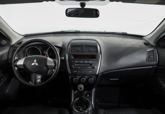 Подержанный автомобиль Mitsubishi ASX 2011 года (10 фото)