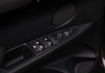 Подержанный автомобиль BMW X6 2015 года (21 фото)