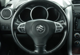 Подержанный автомобиль Suzuki Grand Vitara 2007 года (17 фото)