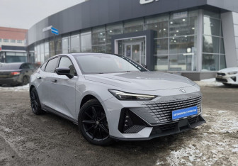 Подержанный автомобиль Changan UNI-V 2023 года (3 фото)