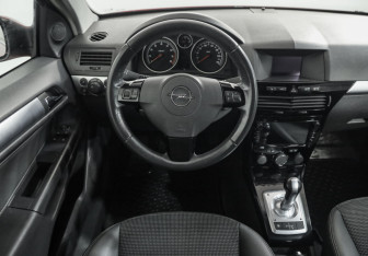 Подержанный автомобиль Opel Astra Hatchback 2007 года (11 фото)