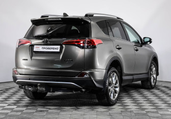 Подержанный автомобиль Toyota RAV4 2017 года (7 фото)