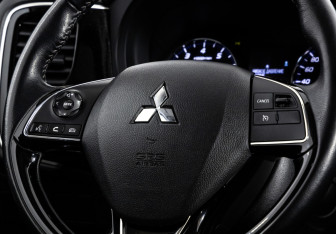 Подержанный автомобиль Mitsubishi Outlander 2021 года (11 фото)