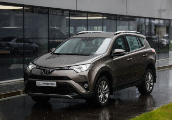Подержанный автомобиль Toyota RAV4 2017 года (3 фото)