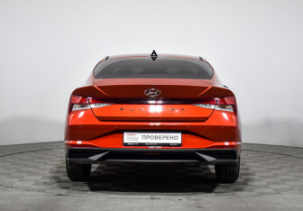 Подержанный автомобиль Hyundai Elantra Sedan 2022 года (6 фото)