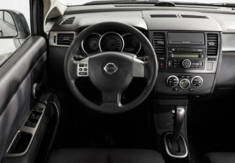 Подержанный автомобиль Nissan Tiida Hatchback 2008 года (11 фото)