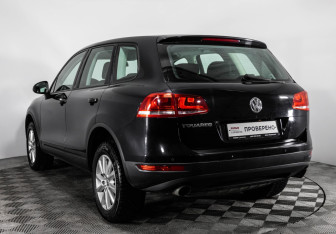 Подержанный автомобиль Volkswagen Touareg 2012 года (7 фото)
