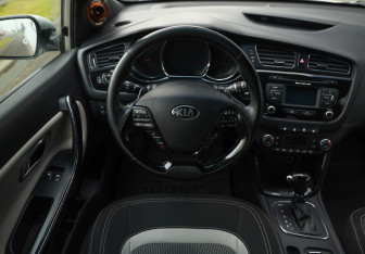 Подержанный автомобиль Kia Ceed Hatchback 2015 года (12 фото)