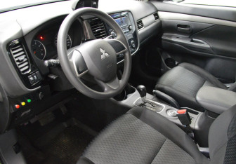 Подержанный автомобиль Mitsubishi Outlander 2012 года (10 фото)