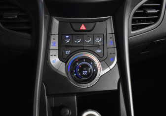 Подержанный автомобиль Hyundai Elantra Sedan 2012 года (16 фото)