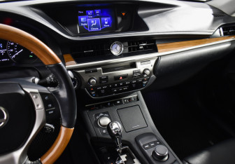 Подержанный автомобиль Lexus ES 2013 года (17 фото)