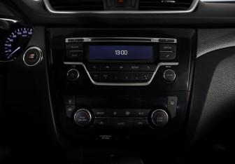 Подержанный автомобиль Nissan X-Trail 2015 года (14 фото)