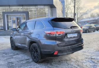 Подержанный автомобиль Toyota Highlander 2014 года (6 фото)