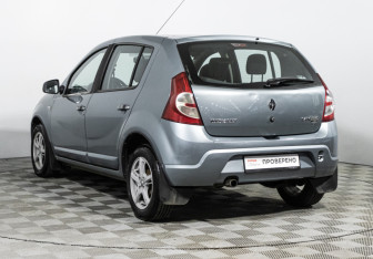 Подержанный автомобиль Renault Sandero 2011 года (7 фото)
