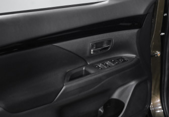 Подержанный автомобиль Mitsubishi Outlander 2020 года (19 фото)