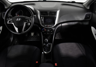 Подержанный автомобиль Hyundai Solaris Hatchback 2015 года (16 фото)