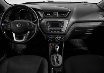 Подержанный автомобиль Kia Rio Hatchback 2014 года (16 фото)