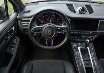 Подержанный автомобиль Porsche Macan 2020 года (12 фото)