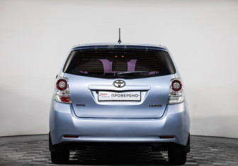 Подержанный автомобиль Toyota Verso 2010 года (5 фото)
