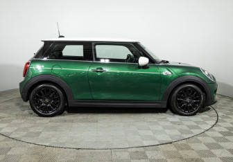 Подержанный автомобиль MINI Hatch 2021 года (4 фото)