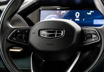 Подержанный автомобиль Geely Monjaro 2023 года (12 фото)