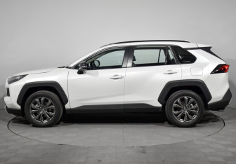 Подержанный автомобиль Toyota RAV4 2025 года (8 фото)