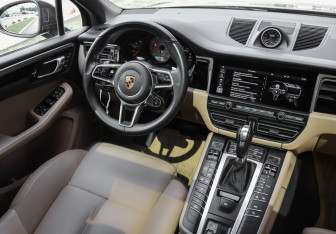 Подержанный автомобиль Porsche Macan 2020 года (15 фото)