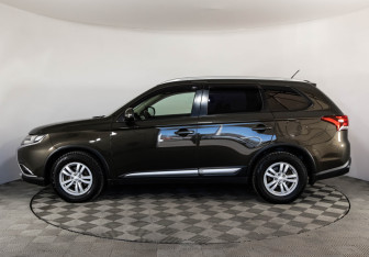 Подержанный автомобиль Mitsubishi Outlander 2016 года (8 фото)